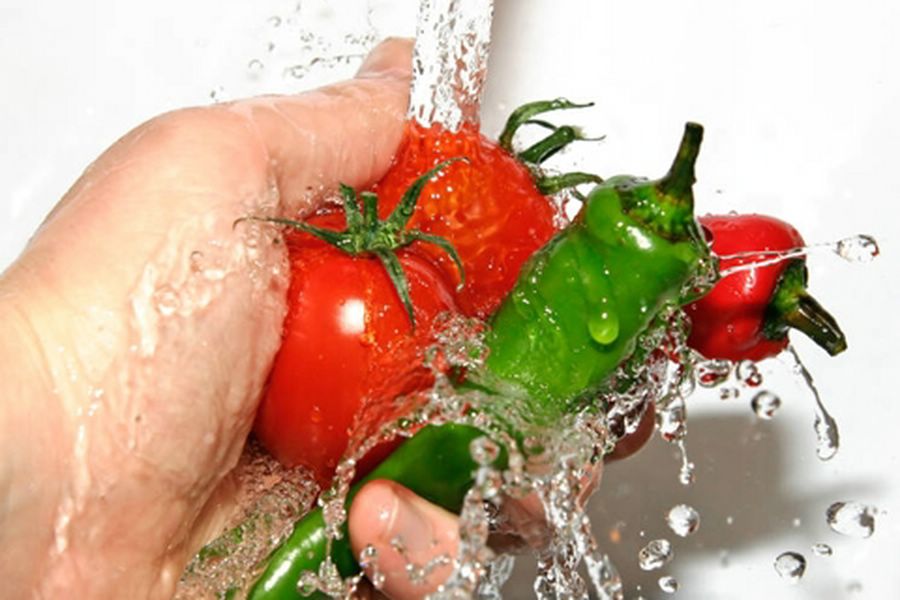 мыть овощи